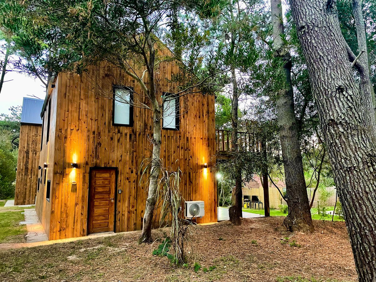 Bungalow de Villa Mora con luces cálidas al atardecer