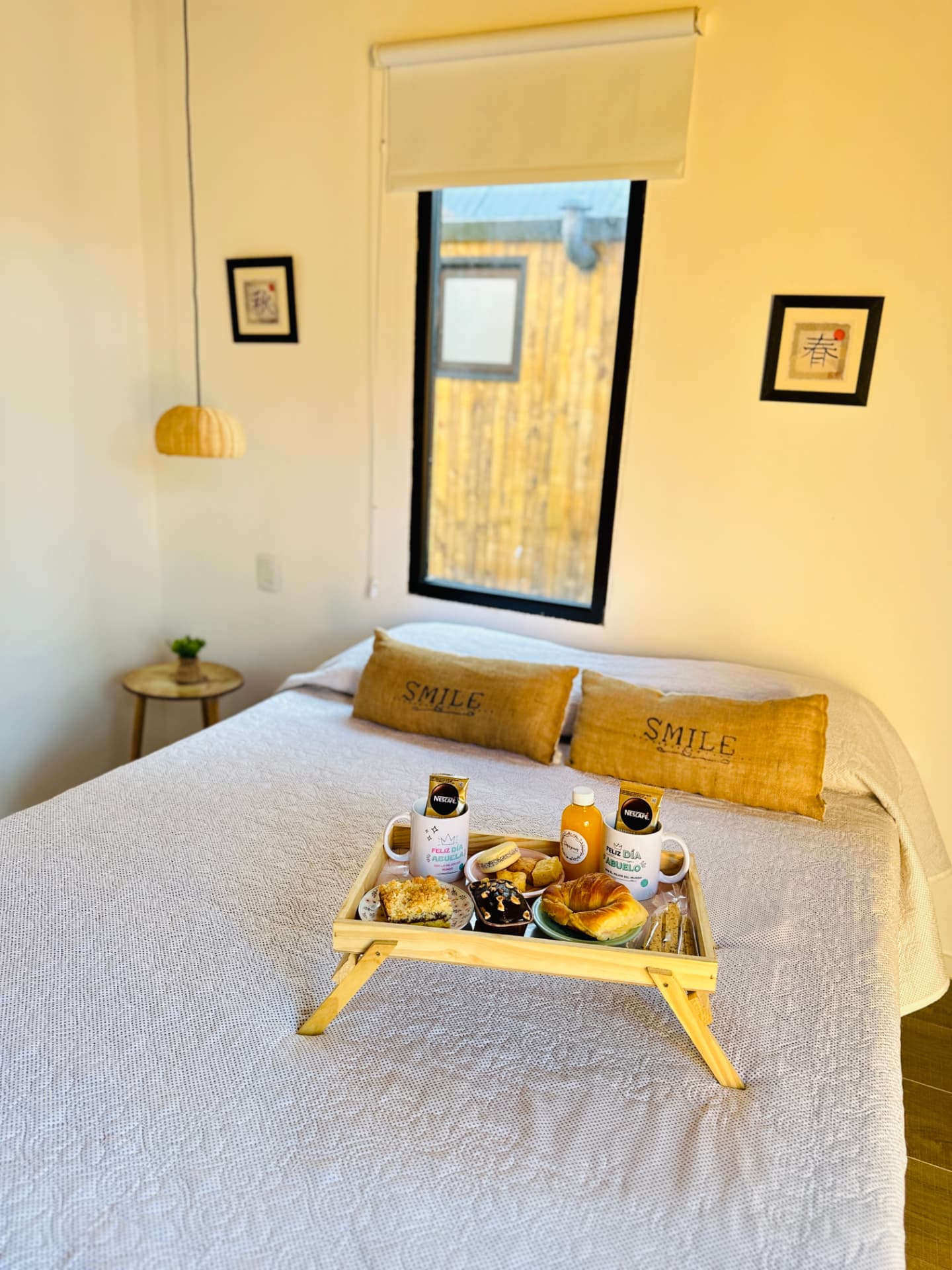 Desayuno servido en la cama, junto a la ventana del bosque